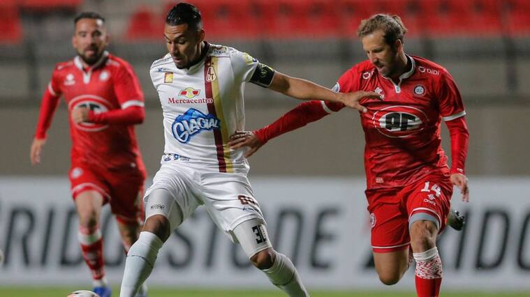 Colombia's Deportes Tolima Yeison Gordillo (L) and Chile's Union La Calera Felipe Seymour vie for the ball during their closed-door Copa Sudamericana second round football match at the Nicolas Chahuan Municipal Stadium in La Calera, Chile, on October 27, 2020, amid the COVID-19 novel coronavirus pandemic. (Photo by Javier TORRES / AFP) (Photo by JAVIER TORRES/AFP via Getty Images)