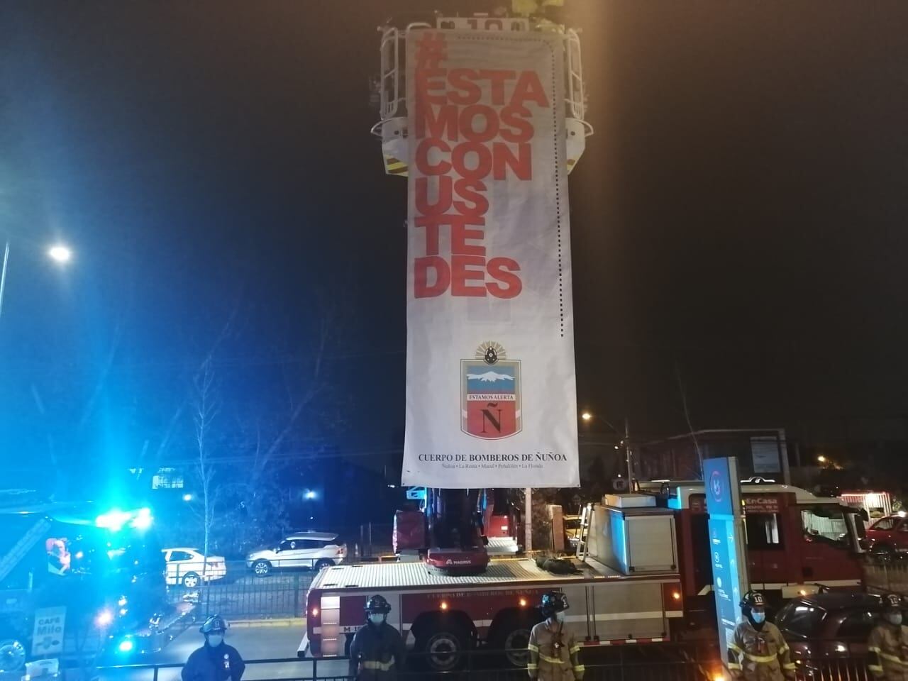 El lienzo que desplegaron dos compañías de Bomberos de La Florida. Fuente: ADN.cl