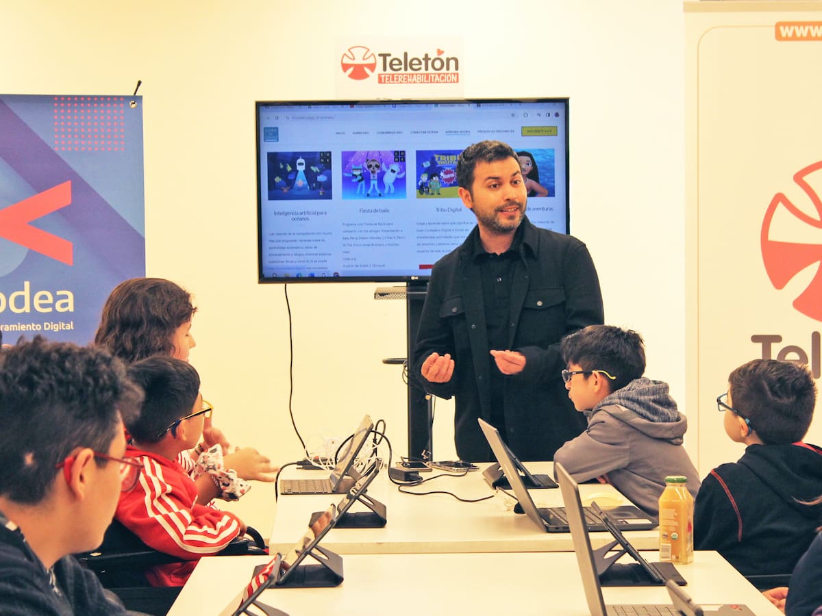 Niños y niñas de la Teletón aprendieron sobre programación e inteligencia artificial en “La hora del código”