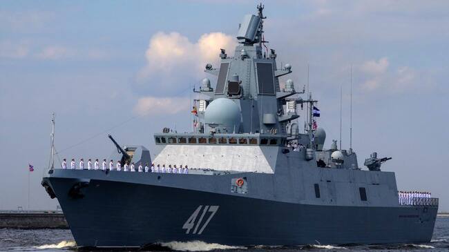 La fragata Almirante Gorshkov de la Armada de Rusia llega a las costas de la ciudad de La Habana en Cuba.