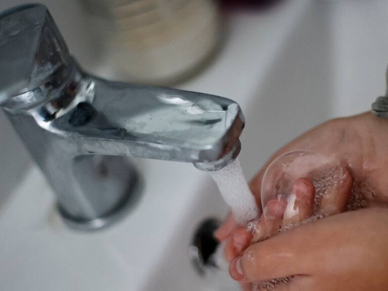 Aguas Andinas reporta turbiedad en suministro de algunas comunas del sector norponiente de Santiago