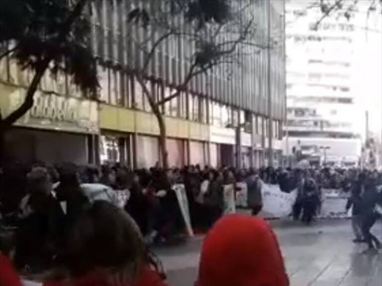 Trabajadoras de jardines y salas cuna VTF protestaron en el centro de Santiago
