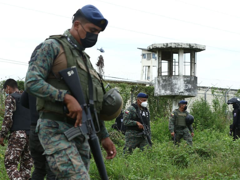 Policías y militares custodian los alrededores de la cárcel de Guayaquil