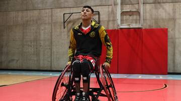 Tras meses de espera: seleccionado nacional de básquetbol recibe su nueva silla de ruedas