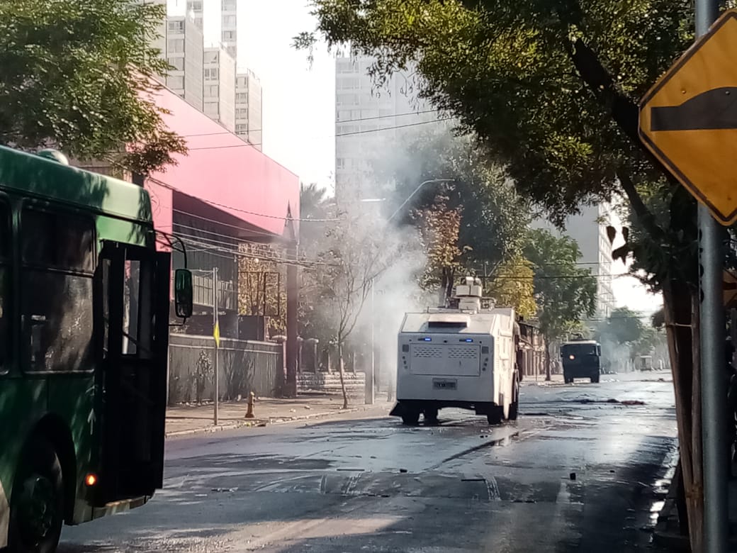 Bus quemado afuera del Barros Borgoño, en Santiago. / ADN.cl