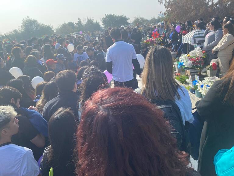 Masiva asistencia: cientos de personas dan el último adiós a Francisco Albornoz en el Cementerio Metropolitano