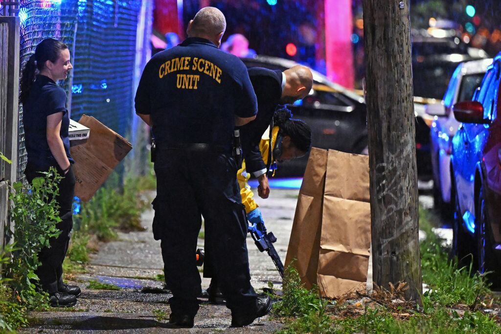 Expertos de criminalística revisan la escena del crimen en Filadelfia