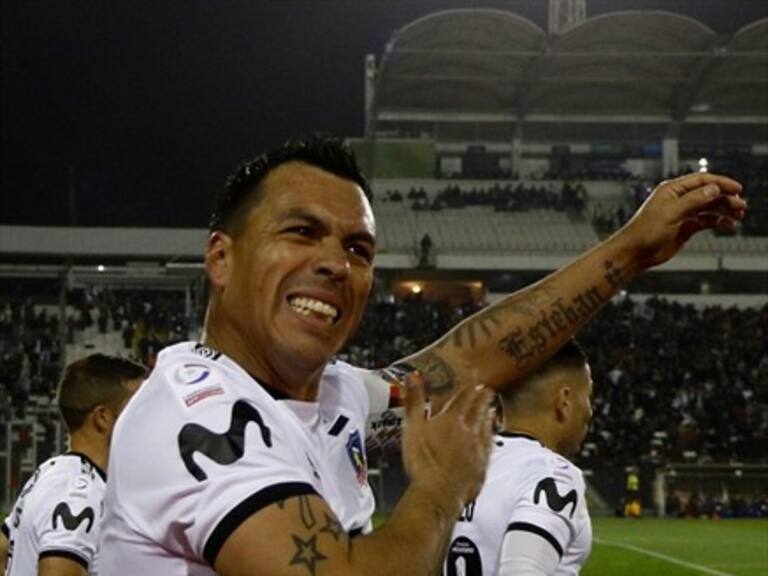 La enorme camiseta con el «7» de Esteban Paredes que lucieron los hinchas de Colo Colo