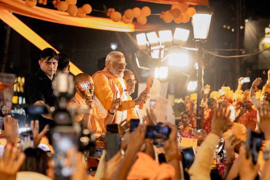El primer ministro indio Narendra Modi saluda a sus seguidores en un acto de campaña en la ciudad de Varanasi.
