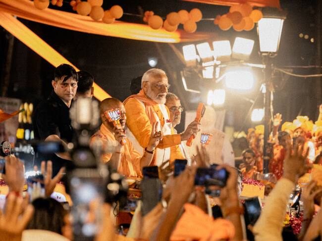 El primer ministro indio Narendra Modi saluda a sus seguidores en un acto de campaña en la ciudad de Varanasi.