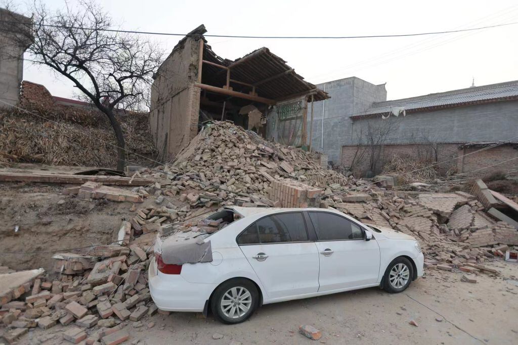 Una casa colapsó sobre un automóvil en la provincia de Gansu en China, donde se registró el epicentro de un terremoto de baja profundidad con magnitud 6,2.