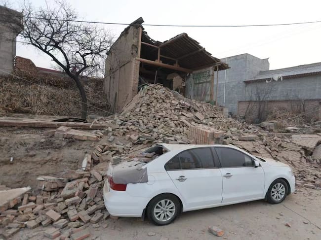 Una casa colapsó sobre un automóvil en la provincia de Gansu en China, donde se registró el epicentro de un terremoto de baja profundidad con magnitud 6,2.