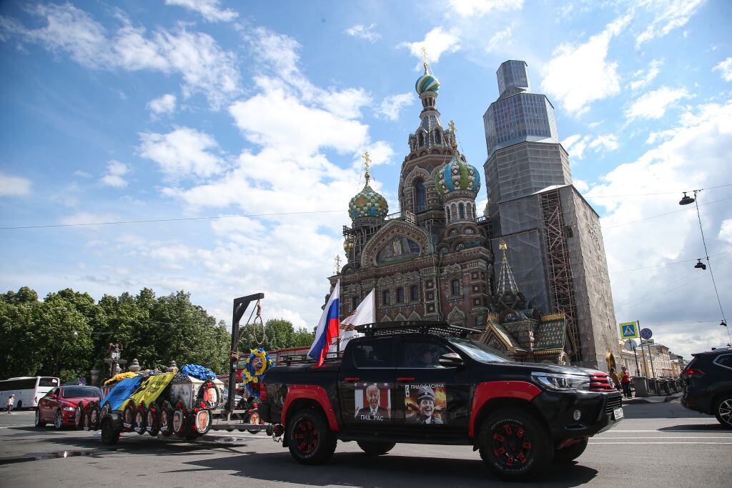 Una caravana de vehículos pasa frente a un recinto de la Iglesia Ortodoxa en la ciudad de San Petersburgo en la Federación de Rusia.