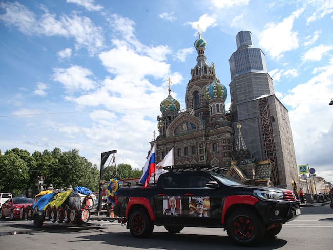 Una caravana de vehículos pasa frente a un recinto de la Iglesia Ortodoxa en la ciudad de San Petersburgo en la Federación de Rusia.