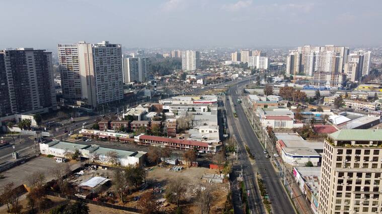 31 de Mayo del 2020/ SANTIAGO
Imágenes aéreas union de Vicuña Mackenna oriente y poniente, durante semanas de cuarentena en las comunas de la zona sur de la capital, por pandemia de COVID-19.
FOTO: JOSE FRANCISCO ZUÑIGA /AGENCIAUNO