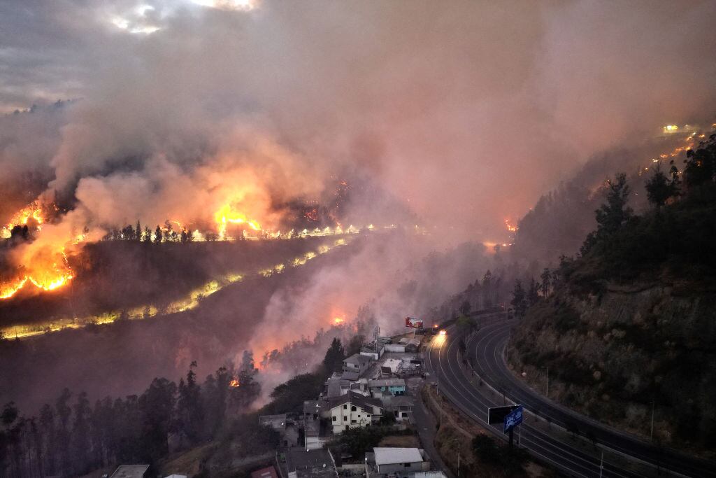 El fuego consume un bosque en los cerros que rodean la ciudad de Quito en Ecuador