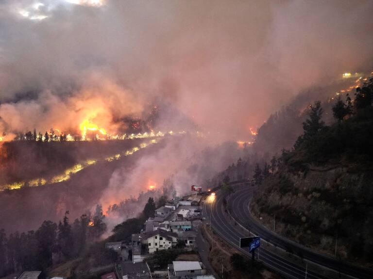 El fuego consume un bosque en los cerros que rodean la ciudad de Quito en Ecuador