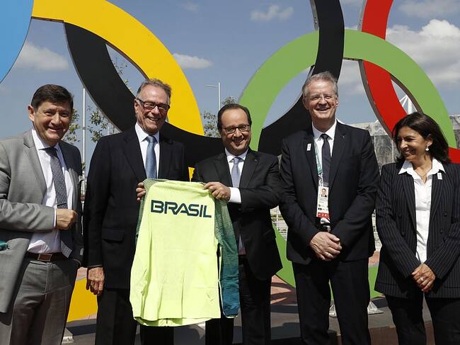 Carlos Arthur Nuzman junto a autoridades francesas por París 2024