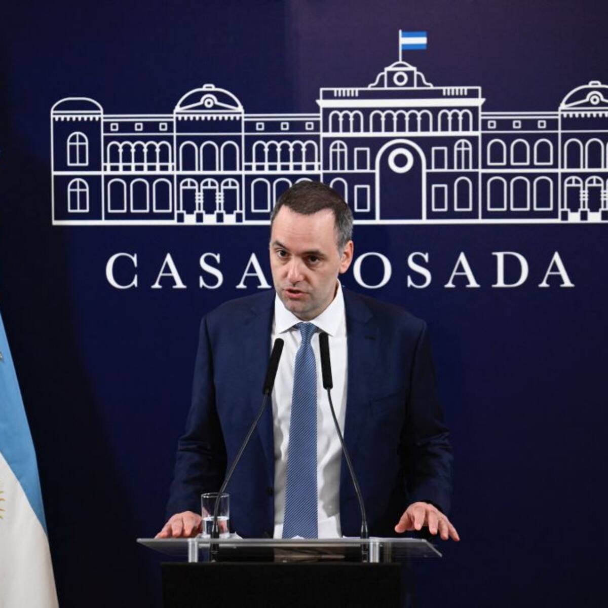 Viajes de jefe de Gabinete desatan polémica en Argentina: enfrenta denuncias tras trasladar a su esposa en avión presidencial