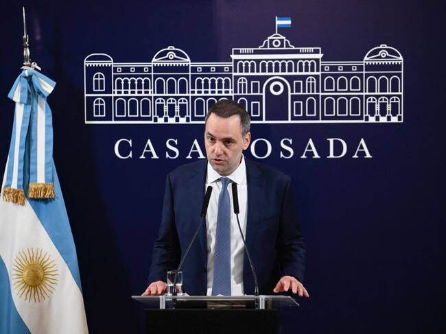 El vocero de la presidencia de Argentina, Manuel Adorni, habla ante la prensa en un salón de la Casa Rosada en la ciudad de Buenos Aires.
