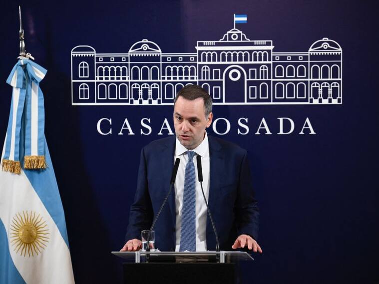 El vocero de la presidencia de Argentina, Manuel Adorni, habla ante la prensa en un salón de la Casa Rosada en la ciudad de Buenos Aires.