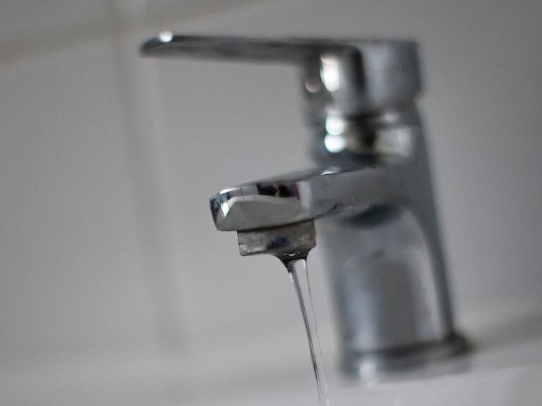 Corte de agua en Santiago: autoridades advierten que comercio «no puede operar» si no cuenta con suministro