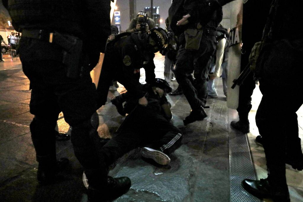 Policías golpean a detenido en las protestas en Lima de Perú