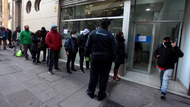 31 DE JULIO DE 2020/SANTIAGO
Fila para realizar tramites en AFP Provida, ubicada en calle Huerfanos, después de que la cámara de diputadas y diputados aprobara legislar sobre el proyecto de retiro del 10% de los fondos de pensiones, durante el estado de catástrofe por pandemia de Covid-19 que afecta al país, Santiago
FOTO: AILEN DÍAZ/AGENCIAUNO
