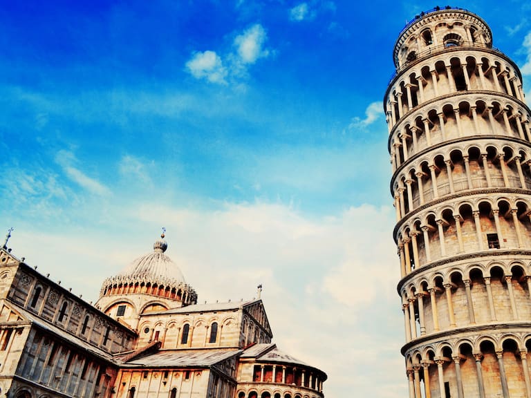 ¿Por qué la Torre de Pisa está inclinada hacia un lado y aún no se cae?