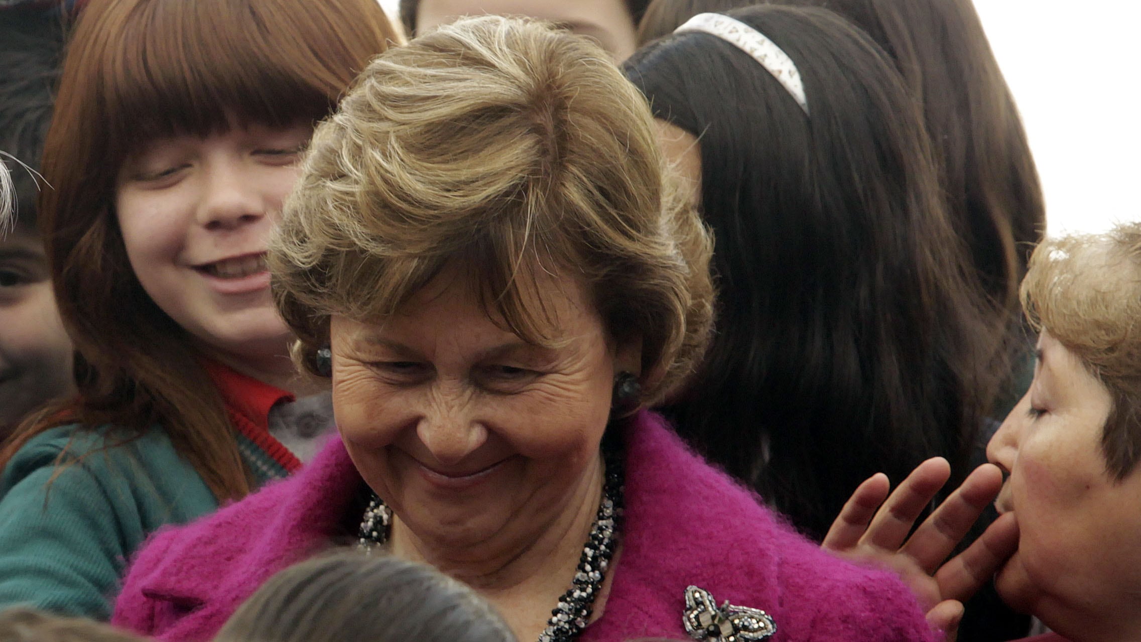 11 de Agosto de 2011/SANTIAGO.El Presidente de la republica Sebasti·n PiÒera (i), junto al Ministro de EducaciÛn  y a ex ministros de la concertaciÛn como la ex Ministra de EducaciÛn MÛnica JimÈnez (d) promulga la ley de aseguramiento de la calidad de la EducaciÛn, en el palacio de La Moneda.
Foto: Rodrigo S·enz/AGENCIAUNO.
.