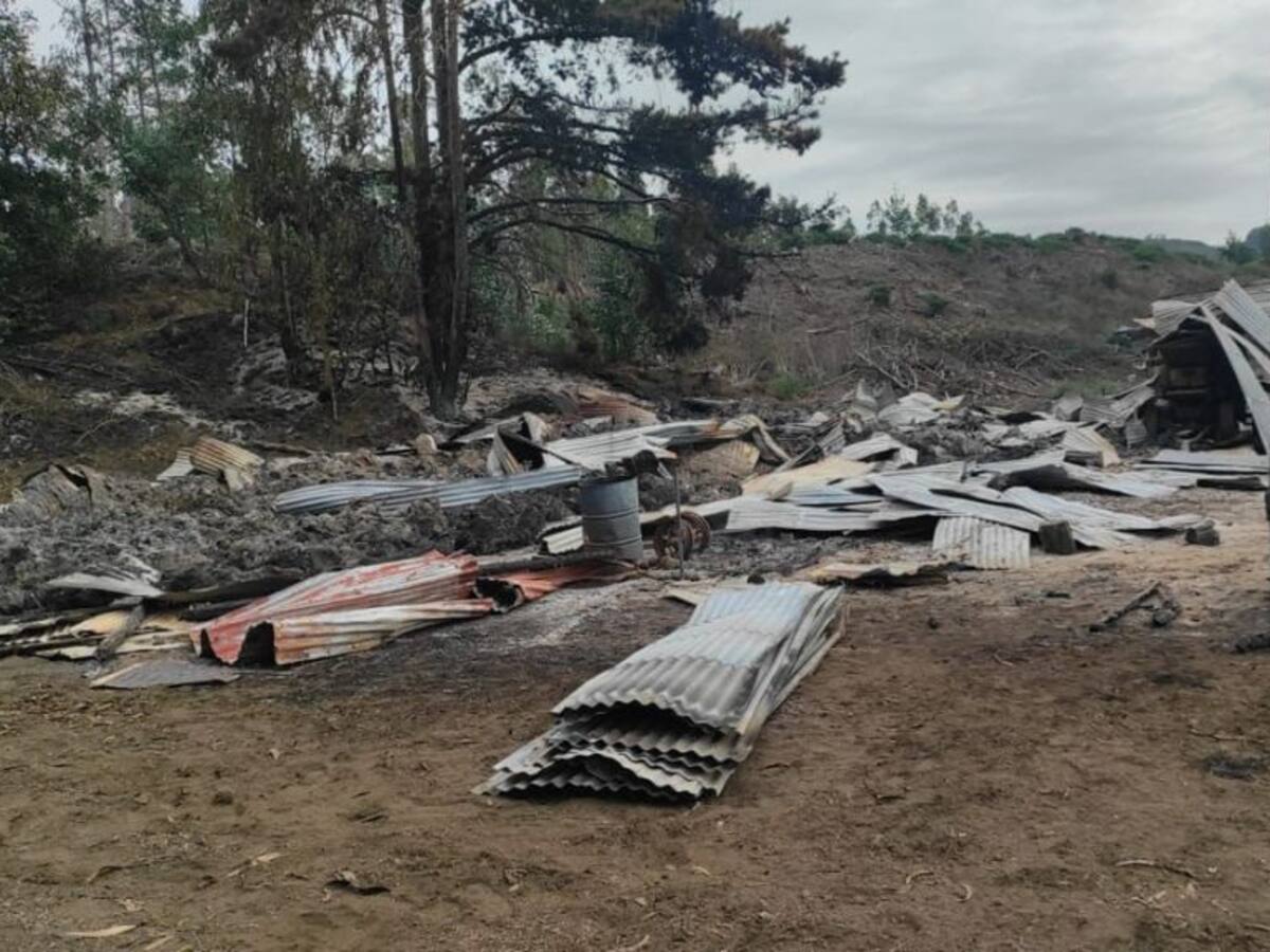 Ataque incendiario en Lebu afecta a tres galpones: nueve mil fardos fueron destruidos