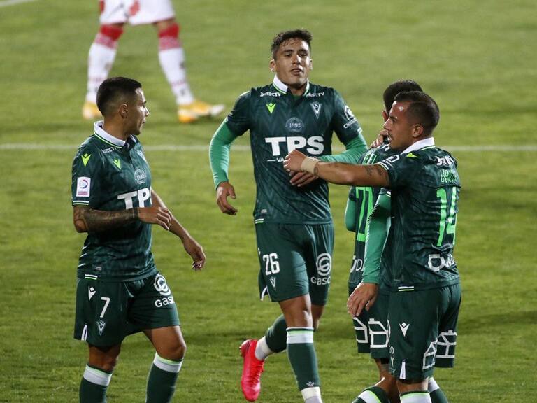 Volvió a triunfar de visitante: Santiago Wanderers consiguió importante victoria ante Curicó Unido
