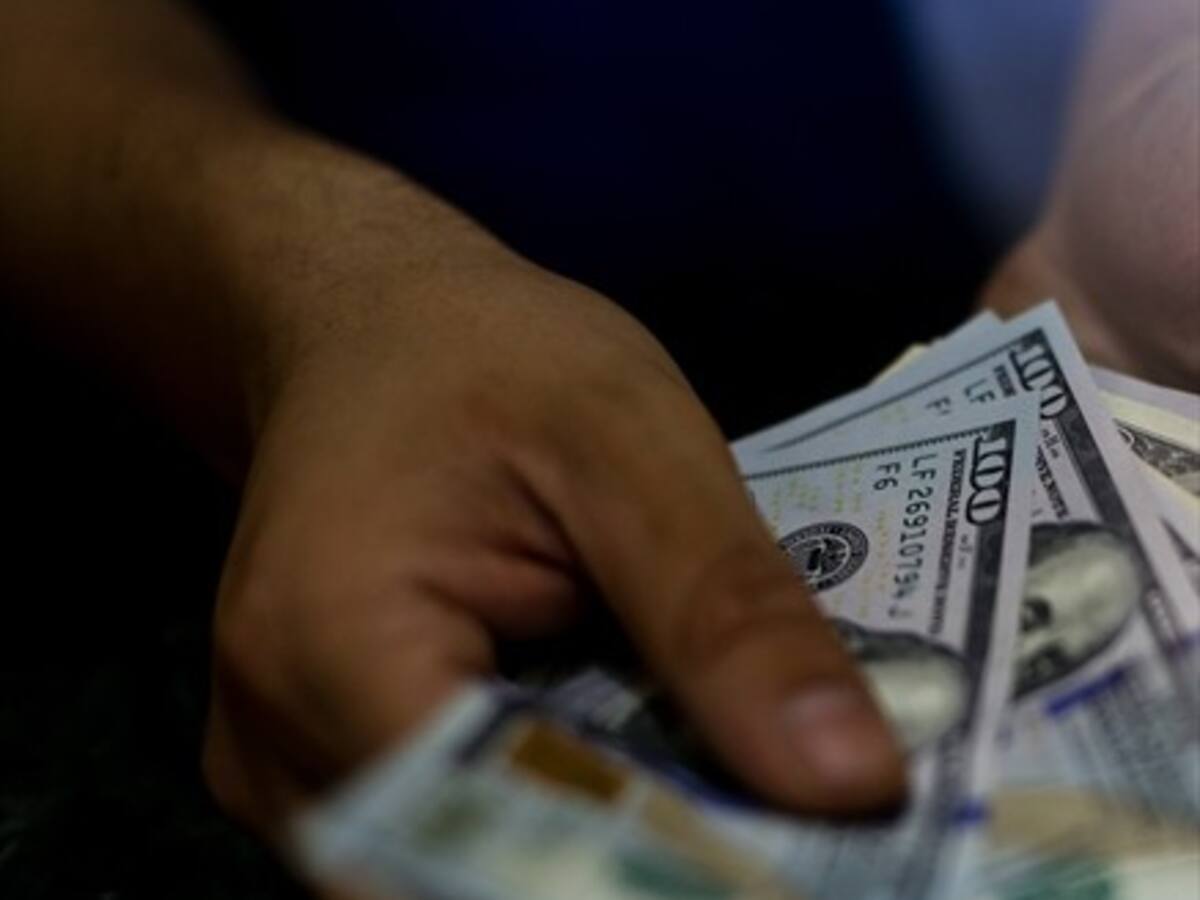 Dólar sigue cayendo y presenta su nivel más bajo en dos meses
