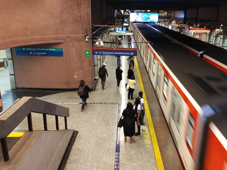 Metro cierra estación Universidad Católica por la presencia de disturbios