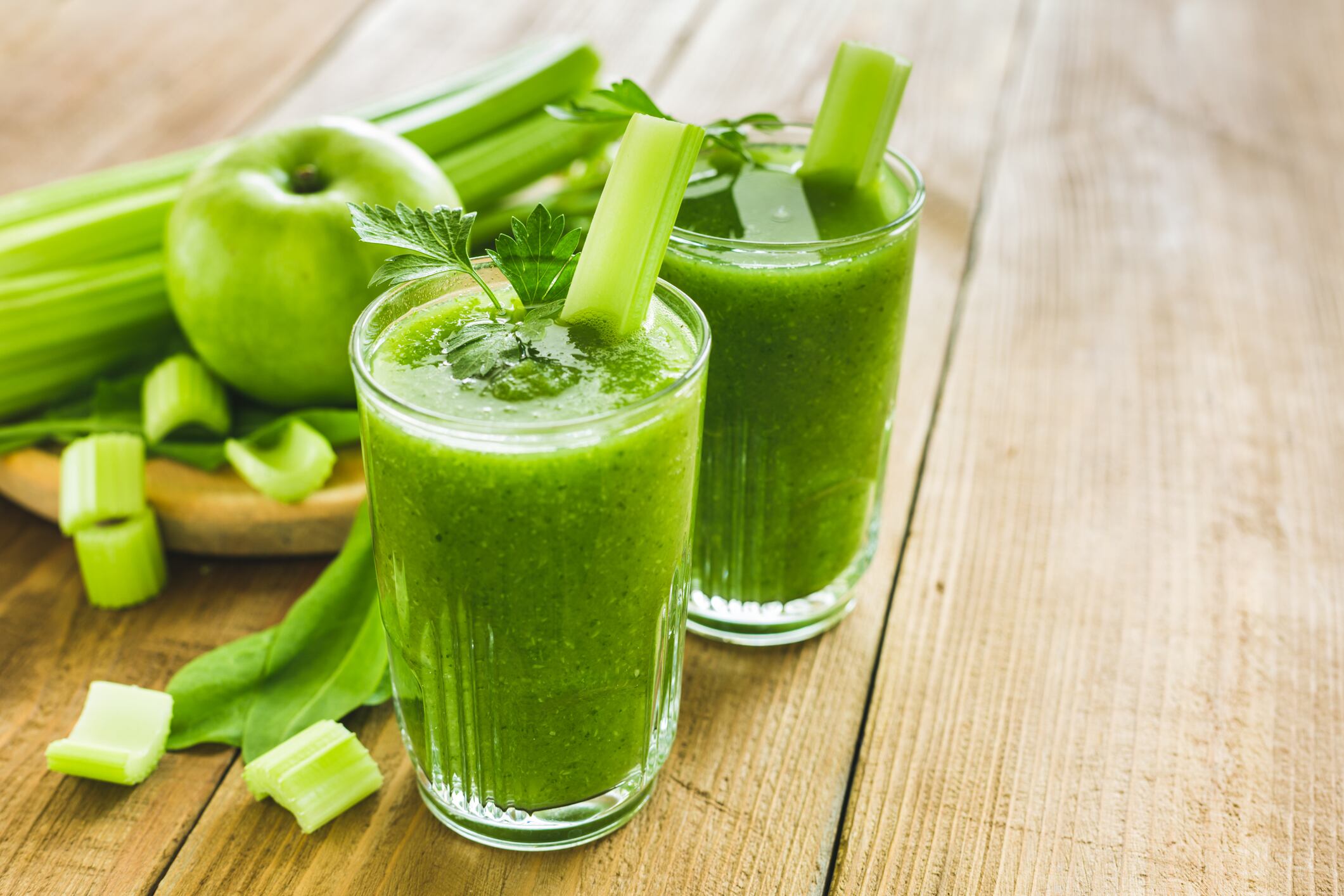 Los sorprendentes beneficios de tomar jugo de apio todas las mañanas