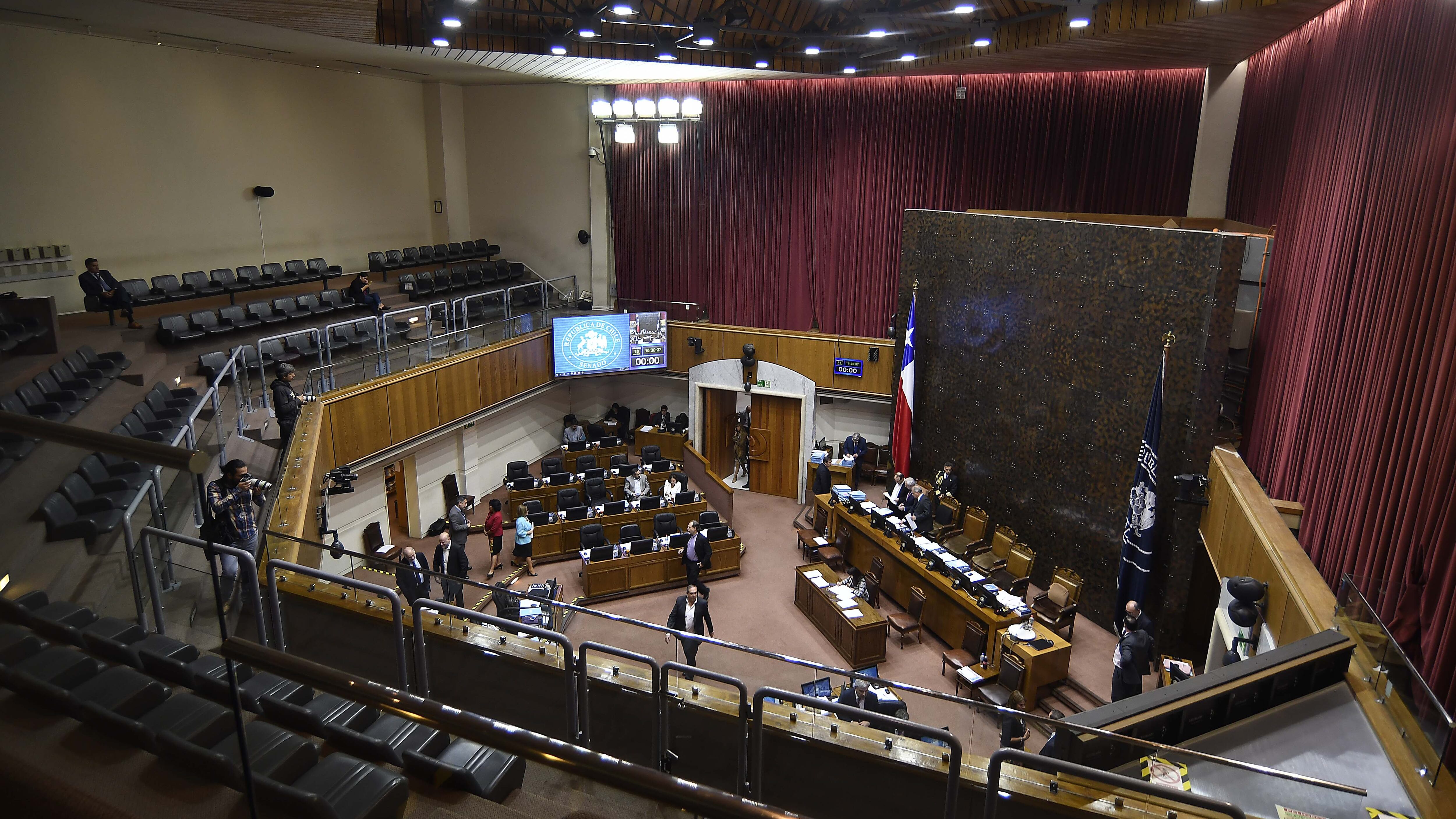 18 DE MARZO DE 2020/VALPARAISOFotografia captada este miercoles, de las tribunas y el Hemiciclo de la Camara de Diputados en el Congreso Nacional de Valparaiso.
Este 18 de marzo de 2020, el gobierno decretó estado de catastrofe, a causa de la pandemia del Coronavirus. De acuerdo a cifras oficiales, van más de 200 casos confirmados de contagios del Covid-19 en todo el país. En la región de Valparaiso, van tres casos confirmados, los cuales se mantienen con tratamiento medico. Esta situación ha generado que el Congreso activara medidas de prevencion para evitar posibles contagios por el Covid-19, como restringir la asistencia de publico a las sesiones de la Camara de Diputado.
FOTO: PABLO OVALLE ISASMENDI/AGENCIAUNO