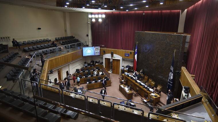 18 DE MARZO DE 2020/VALPARAISOFotografia captada este miercoles, de las tribunas y el Hemiciclo de la Camara de Diputados en el Congreso Nacional de Valparaiso.
Este 18 de marzo de 2020, el gobierno decretó estado de catastrofe, a causa de la pandemia del Coronavirus. De acuerdo a cifras oficiales, van más de 200 casos confirmados de contagios del Covid-19 en todo el país. En la región de Valparaiso, van tres casos confirmados, los cuales se mantienen con tratamiento medico. Esta situación ha generado que el Congreso activara medidas de prevencion para evitar posibles contagios por el Covid-19, como restringir la asistencia de publico a las sesiones de la Camara de Diputado.
FOTO: PABLO OVALLE ISASMENDI/AGENCIAUNO