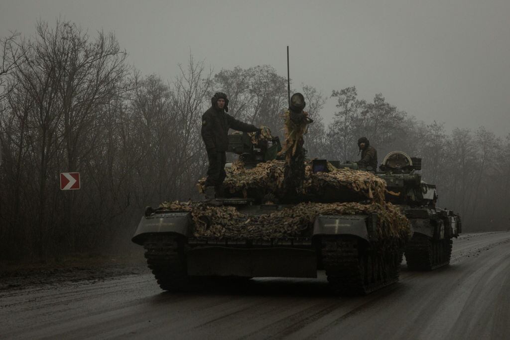 Soldados de Ucrania arriba de un tanque en una ruta