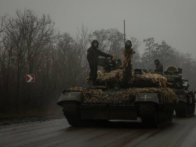 Soldados de Ucrania arriba de un tanque en una ruta