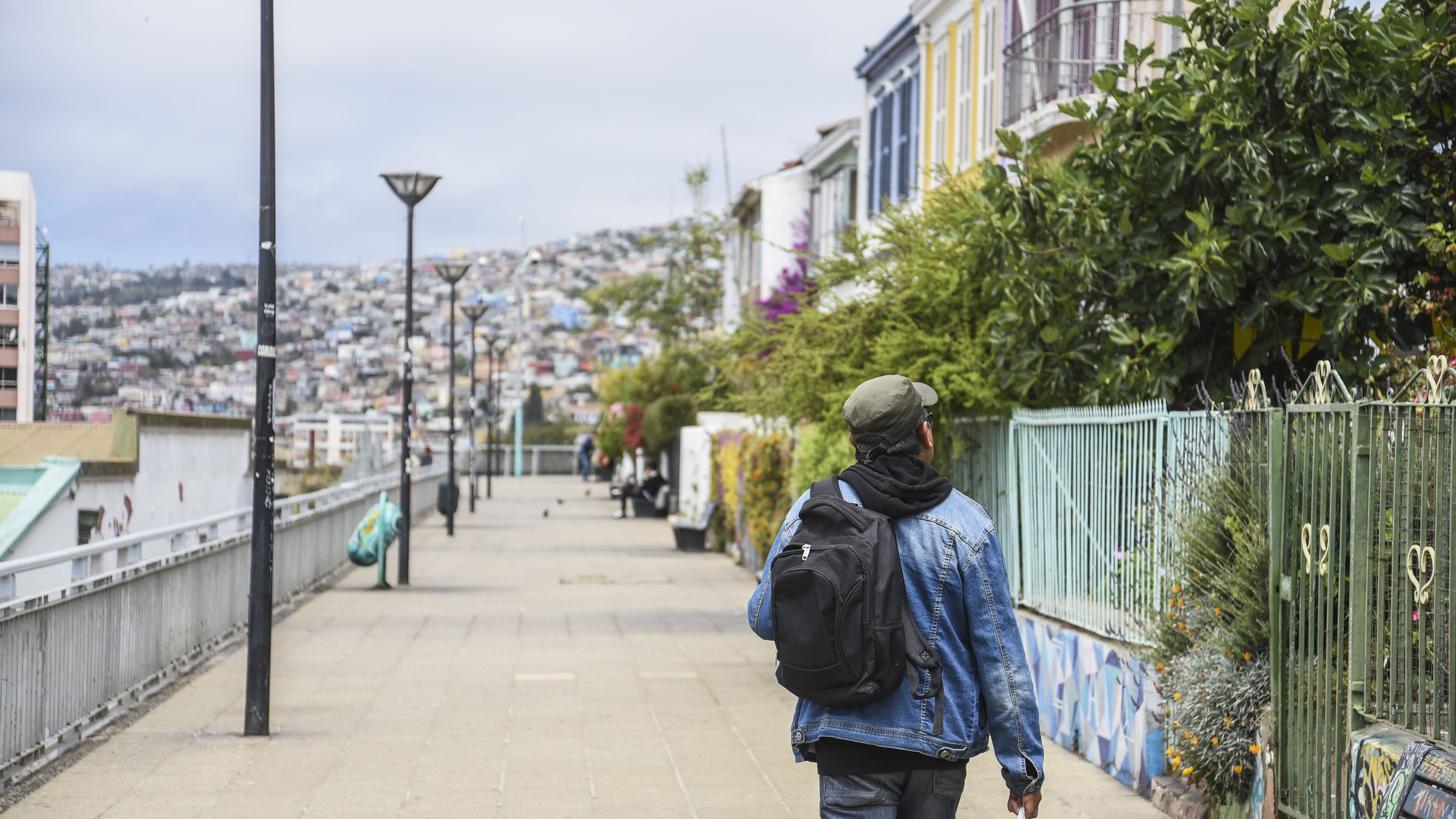 11 DE NOVIEMBRE DE 2020 / VALPARAISOUn hombre camina en un mirador en el Cerro Concepcion, uno de los principales lugares tursticos de la ciudad, a casi una semana de ya iniciada la Fase 3 que permite una reactivacin econmica del turismo.
FOTO: MIGUEL MOYA / AGENCIA UNO