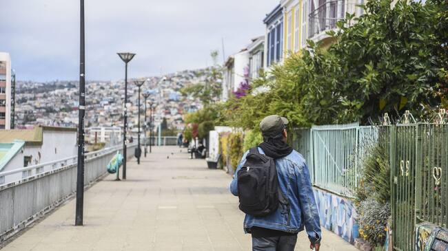 11 DE NOVIEMBRE DE 2020 / VALPARAISOUn hombre camina en un mirador en el Cerro Concepcion, uno de los principales lugares tursticos de la ciudad, a casi una semana de ya iniciada la Fase 3 que permite una reactivacin econmica del turismo.
FOTO: MIGUEL MOYA / AGENCIA UNO