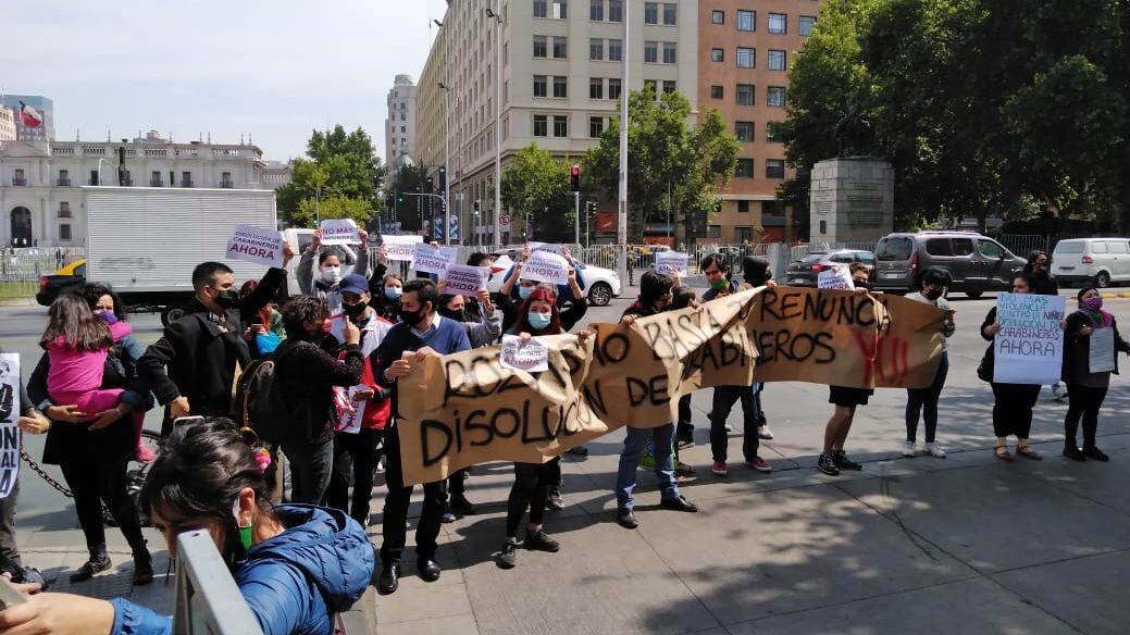 Protesta afuera de la Dirección Gral. de Carabineros tras renuncia de Rozas