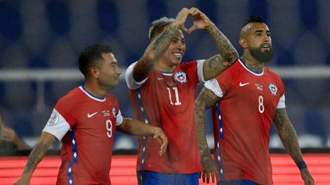 Chile's Eduardo Vargas (C) celebrates after scoring a goal against Argentina after teammate Arturo Vidal (R) missed a penalty during their Conmebol Copa America 2021 football tournament group phase match at the Nilton Santos Stadium in Rio de Janeiro, Brazil, on June 14, 2021. (Photo by MAURO PIMENTEL / AFP) (Photo by MAURO PIMENTEL/AFP via Getty Images)