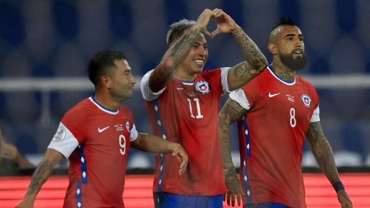 Chile's Eduardo Vargas (C) celebrates after scoring a goal against Argentina after teammate Arturo Vidal (R) missed a penalty during their Conmebol Copa America 2021 football tournament group phase match at the Nilton Santos Stadium in Rio de Janeiro, Brazil, on June 14, 2021. (Photo by MAURO PIMENTEL / AFP) (Photo by MAURO PIMENTEL/AFP via Getty Images)