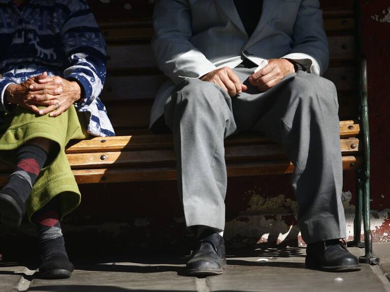 17 de Abril 2012/SANTIAGOLa Ministra del Trabajo y Prevision Social,Evelyn Matthei,concurrio al Hogar de Cristo para anunciar nueva regulacion a cajas de compensacion para evitar sobreendeudamiento en adultos mayores
FOTOS:JUAN GONZALEZ/AGENCIAUNO