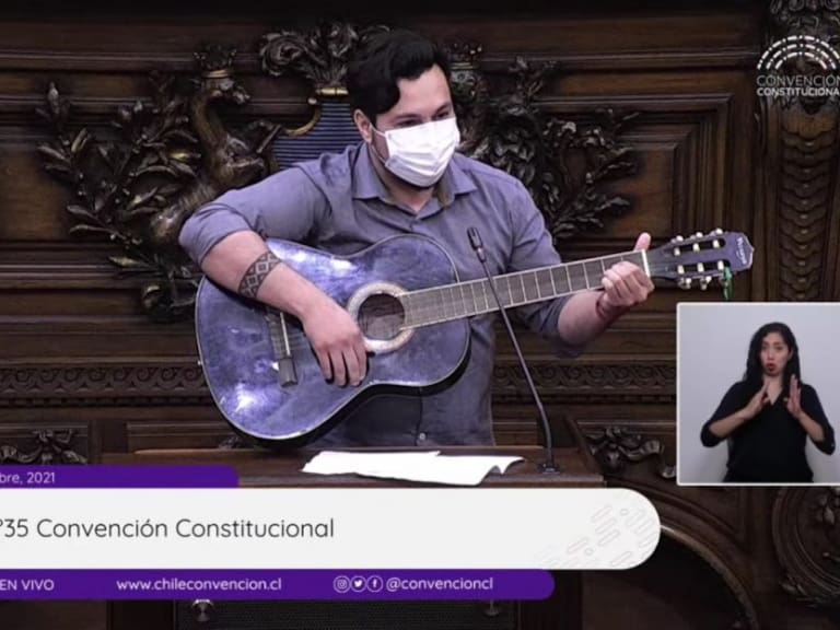 El particular discurso de Nicolás Núñez en la Convención Constitucional: citó a Chayanne y terminó tocando guitarra