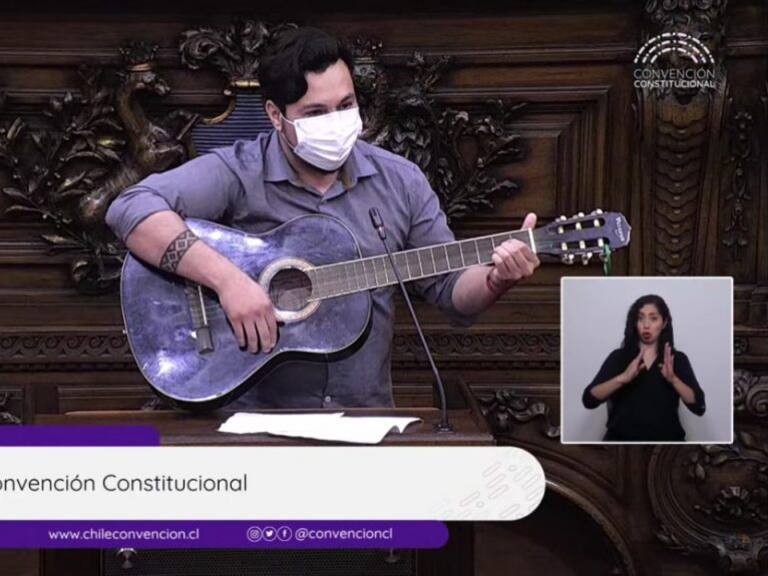 El particular discurso de Nicolás Núñez en la Convención Constitucional: citó a Chayanne y terminó tocando guitarra