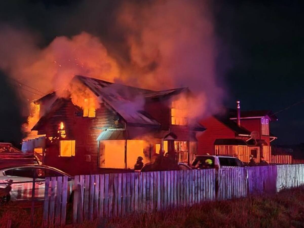 Dos personas fallecidas y una en riesgo vital dejó incendio de gran magnitud en Quellón