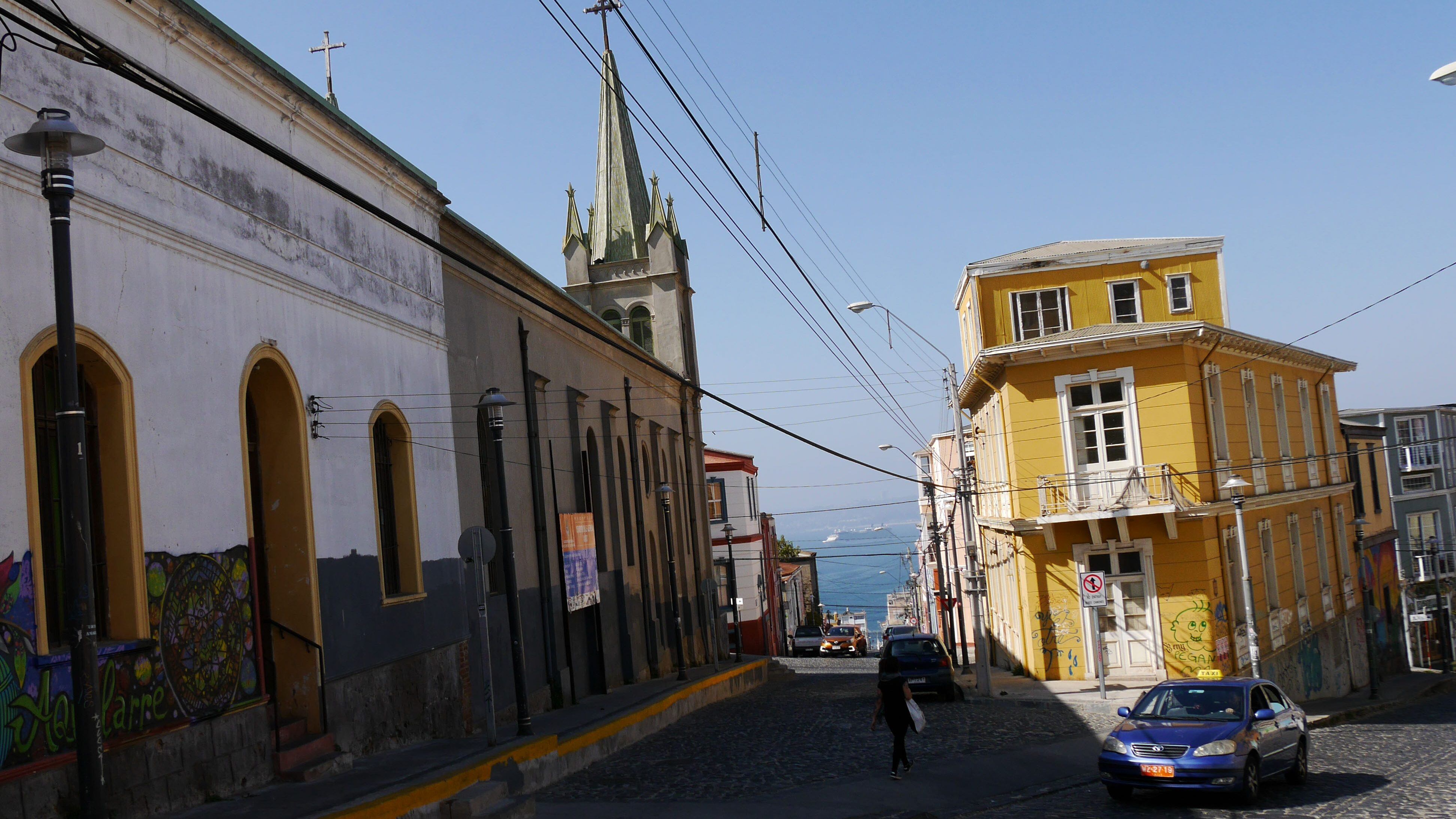 19 DE MARZO DE 2020/VALPARAISO
Vista del Cerro Alegre, en el primer dia del Estado de Catastrofe decretado por el Presidente de la Republica, en el marco de la pandemia del Coronavirus, que ya ha dejado mas de 300 casos confirmados en todo el pais. Esta situacion ha provocado una baja en la cantidad de turistas que visitan restaurantes y paseos de Valparaiso.
FOTO: SANTIAGO MORALES/AGENCIAUNO