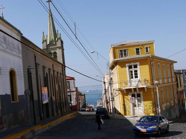 19 DE MARZO DE 2020/VALPARAISO
Vista del Cerro Alegre, en el primer dia del Estado de Catastrofe decretado por el Presidente de la Republica, en el marco de la pandemia del Coronavirus, que ya ha dejado mas de 300 casos confirmados en todo el pais. Esta situacion ha provocado una baja en la cantidad de turistas que visitan restaurantes y paseos de Valparaiso.
FOTO: SANTIAGO MORALES/AGENCIAUNO